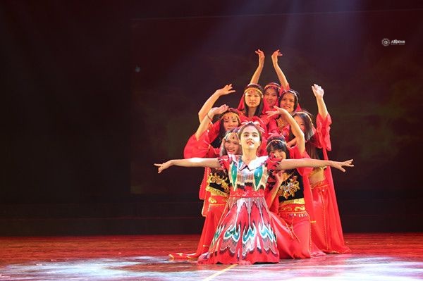 太阳城大学外国语学院2016年“My Heart Goes with You” 迎新晚会圆满落幕